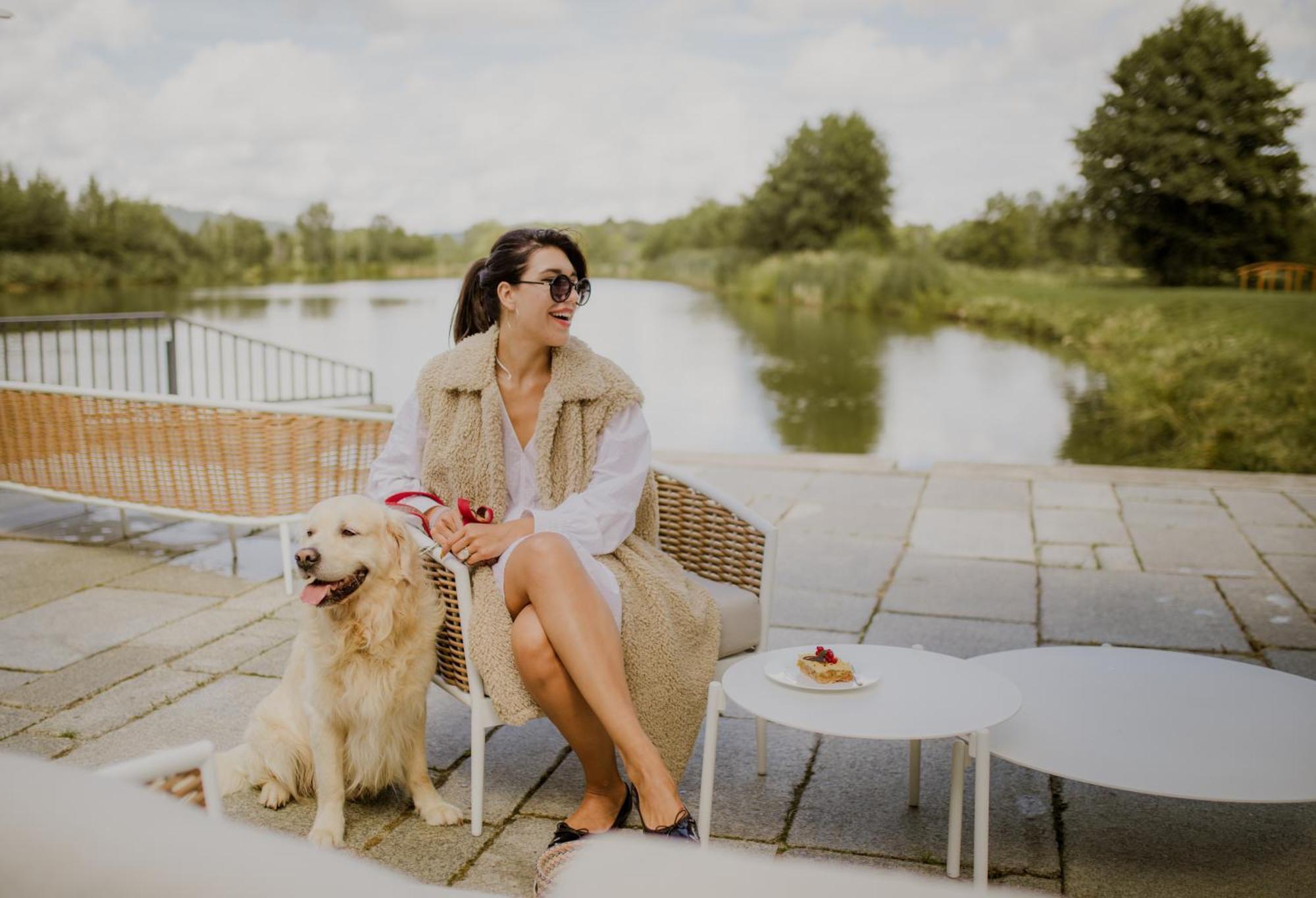 Palac Pakoszow Schlosshotel Wernersdorf Jelenia Góra Kültér fotó A woman with her dog