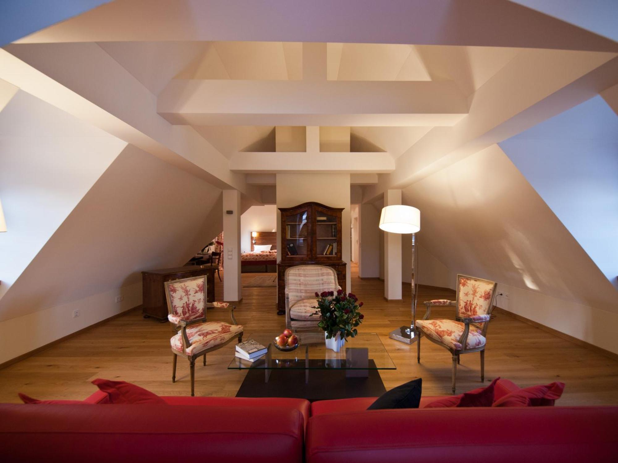 Palac Pakoszow Schlosshotel Wernersdorf Jelenia Góra Kültér fotó The interior of a suite at the Hotel de l'Europe