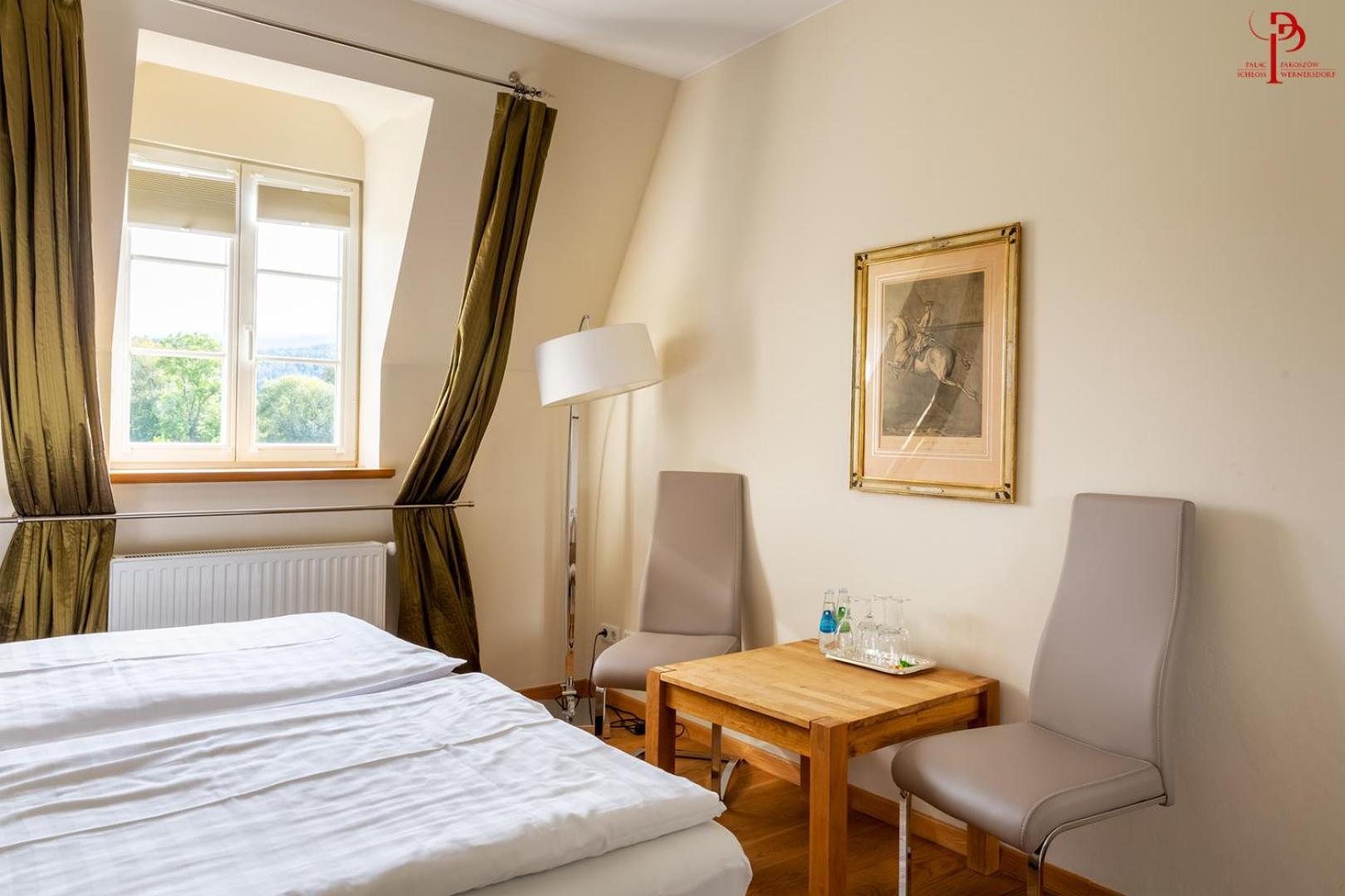 Palac Pakoszow Schlosshotel Wernersdorf Jelenia Góra Kültér fotó A room at the Hotel de la Poste
