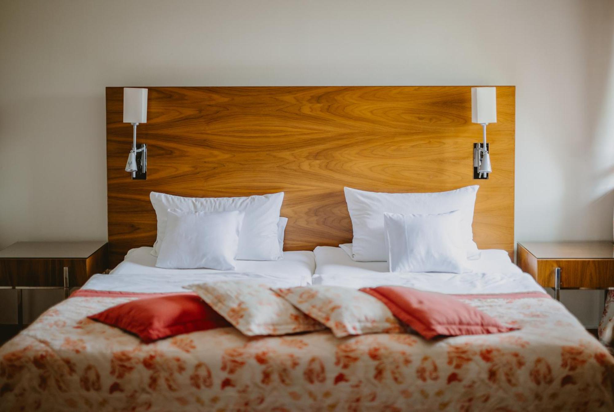Palac Pakoszow Schlosshotel Wernersdorf Jelenia Góra Kültér fotó A bed with pillows
