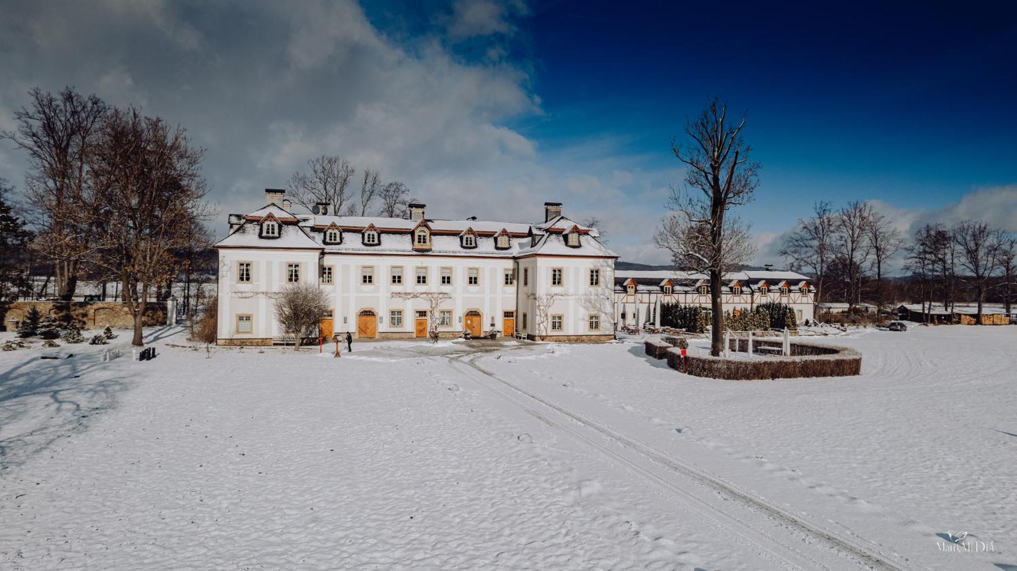 Palac Pakoszow Schlosshotel Wernersdorf Jelenia Góra Kültér fotó The main building of the university