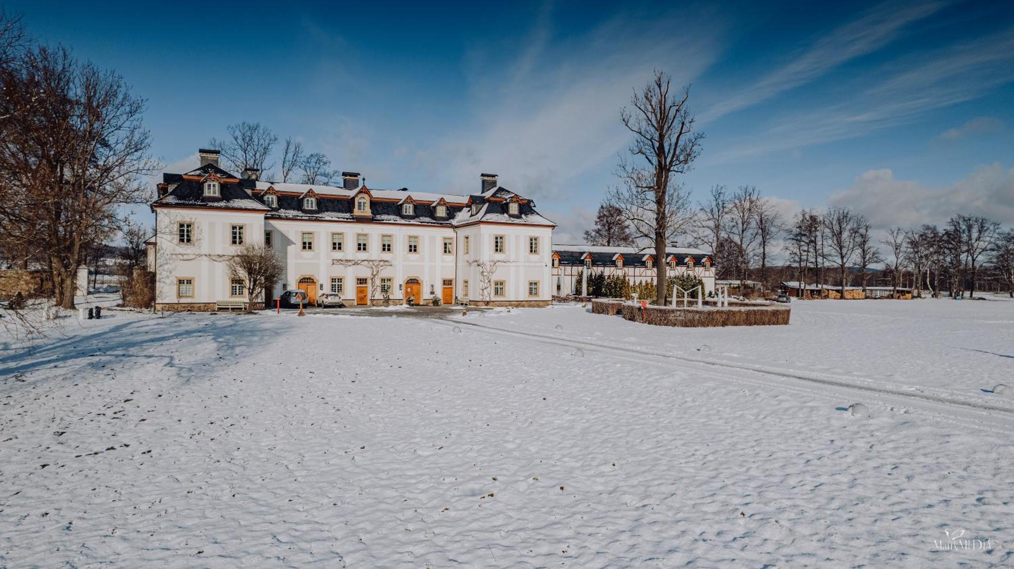 Palac Pakoszow Schlosshotel Wernersdorf Jelenia Góra Kültér fotó The main building of the school