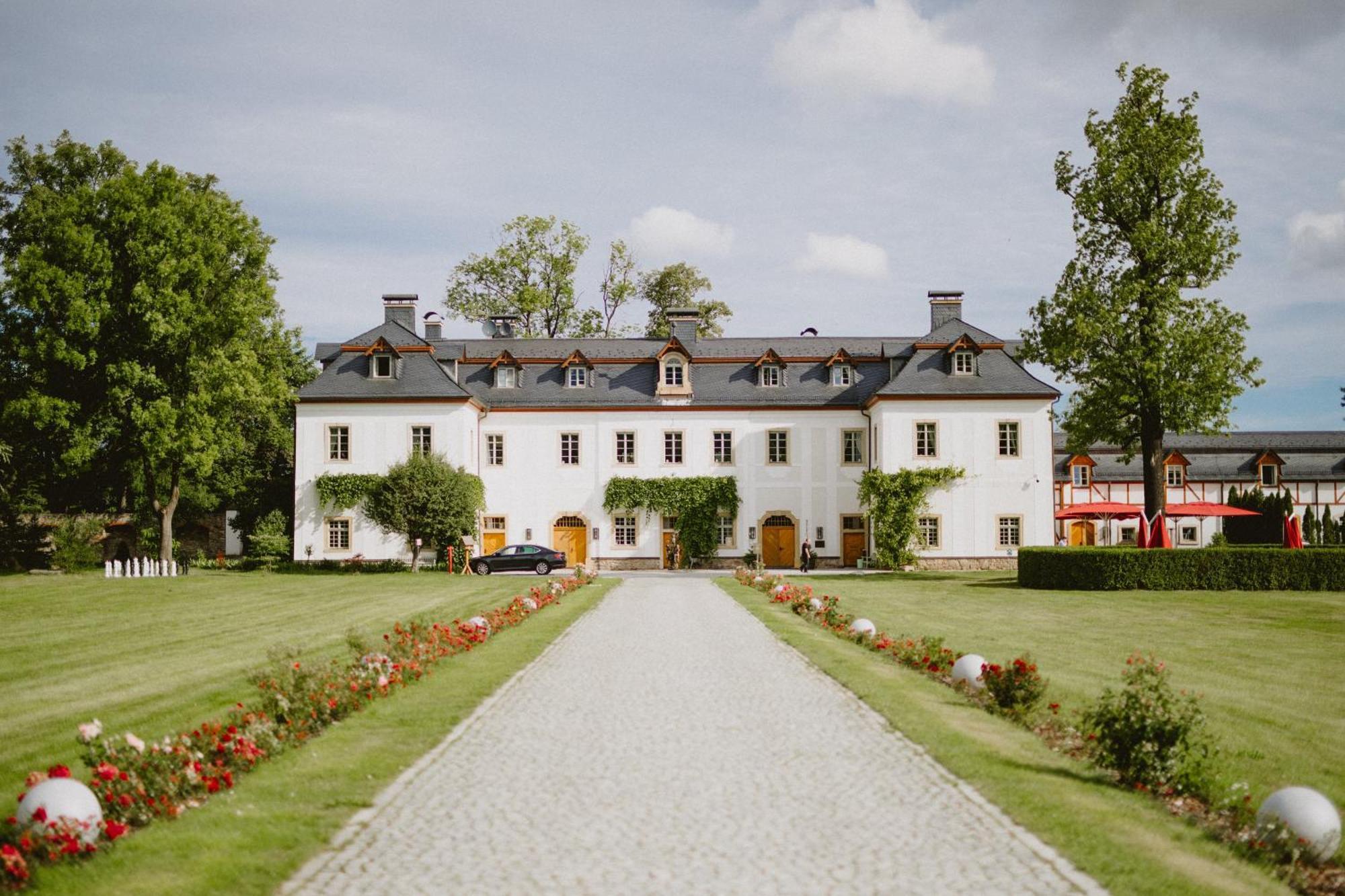 Palac Pakoszow Schlosshotel Wernersdorf Jelenia Góra Kültér fotó The main building of the former abbey