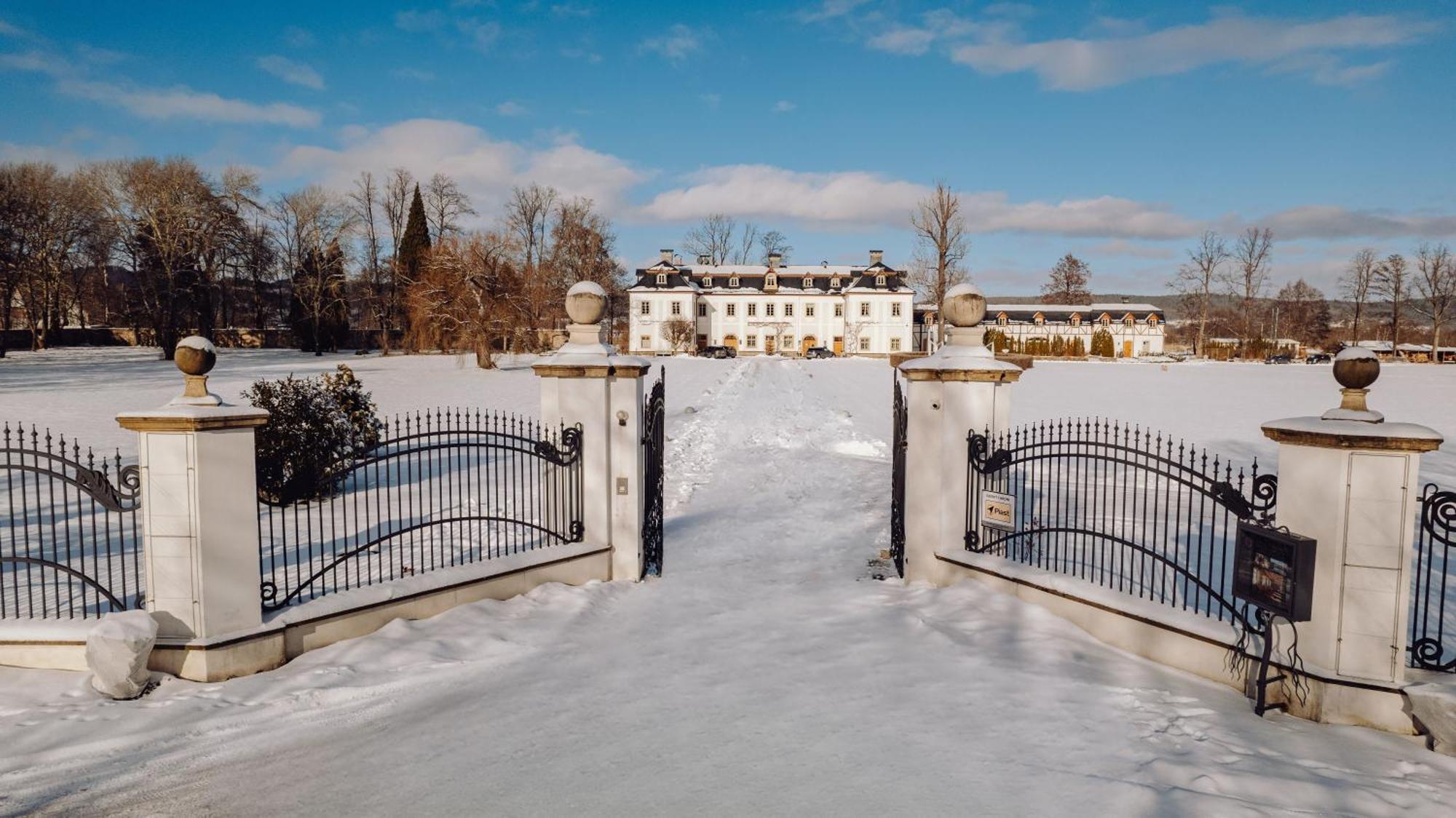 Palac Pakoszow Schlosshotel Wernersdorf Jelenia Góra Kültér fotó The main entrance to the estate